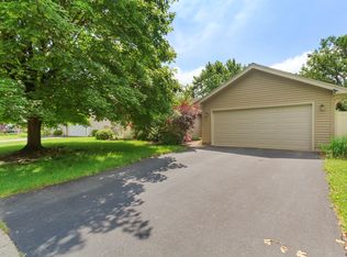 2308 Woodview Ln, Naperville, IL 60565