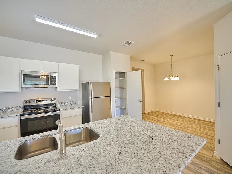 1809 Clovis Dr — Photo 6