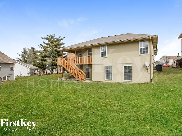1049 NE Queens Cir — Photo 14