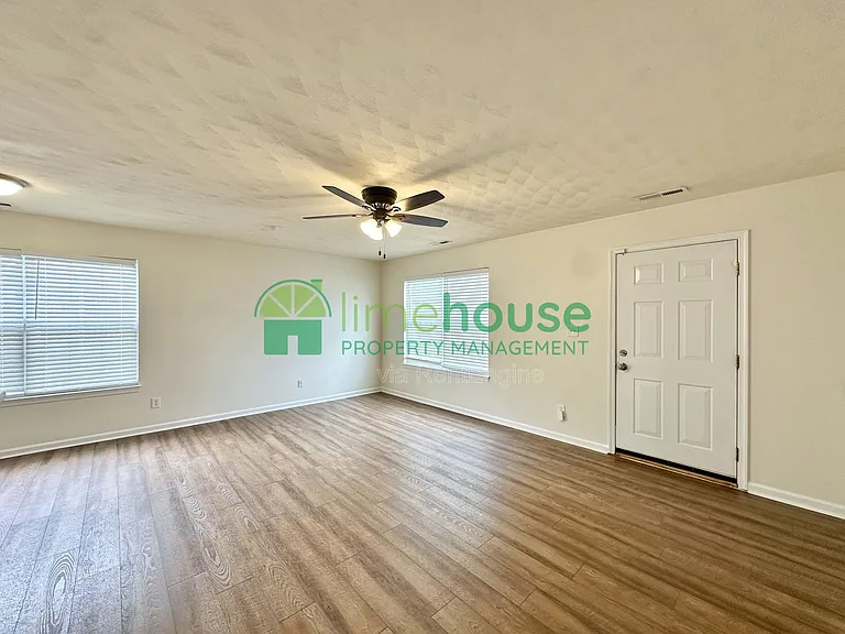 1323 Hoover Ave — Photo 3