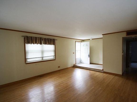 2nd image of 1812 Carlisle Ct