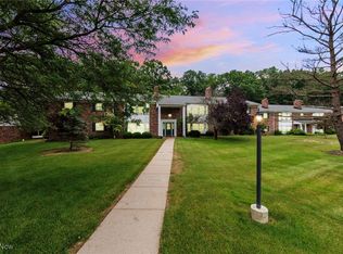 7030 Carriage Hill Dr APT 202, Brecksville, OH 44141