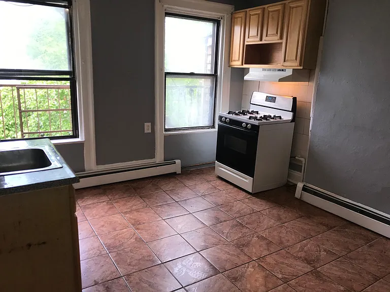 16 Westervelt Pl #3 — Photo 2