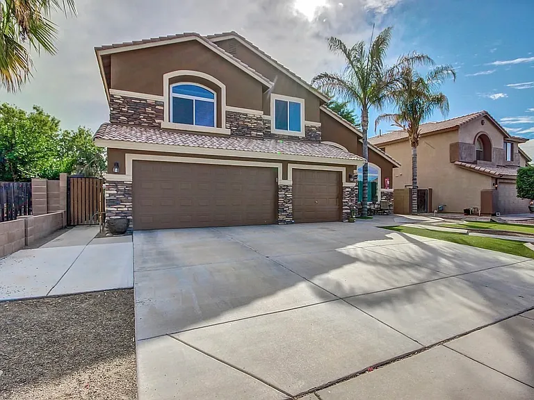 669 E Betsy Ln — Photo 2