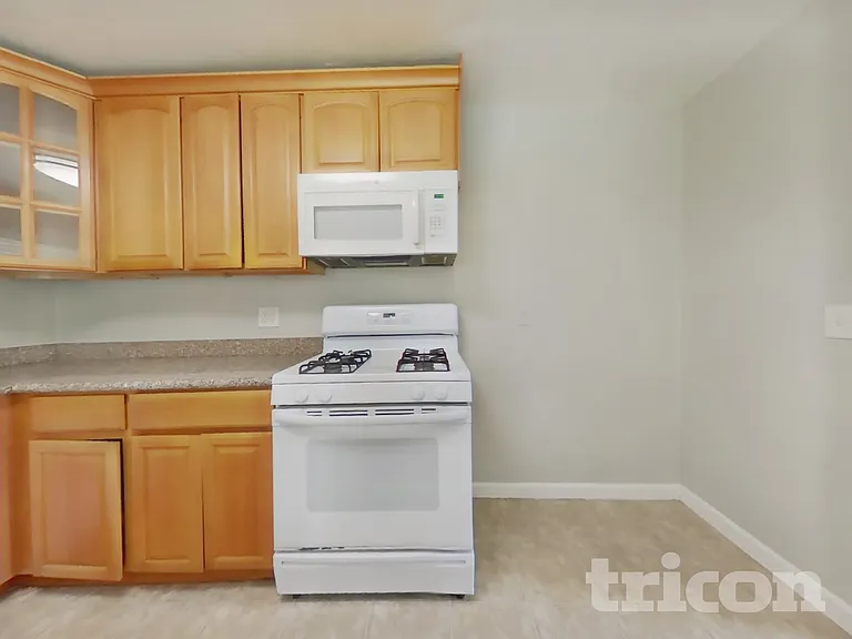 2754 Mayfair Ave — Photo 7