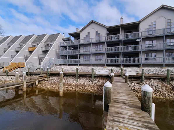 317 5th Ave APT 11, Manistee, MI 49660