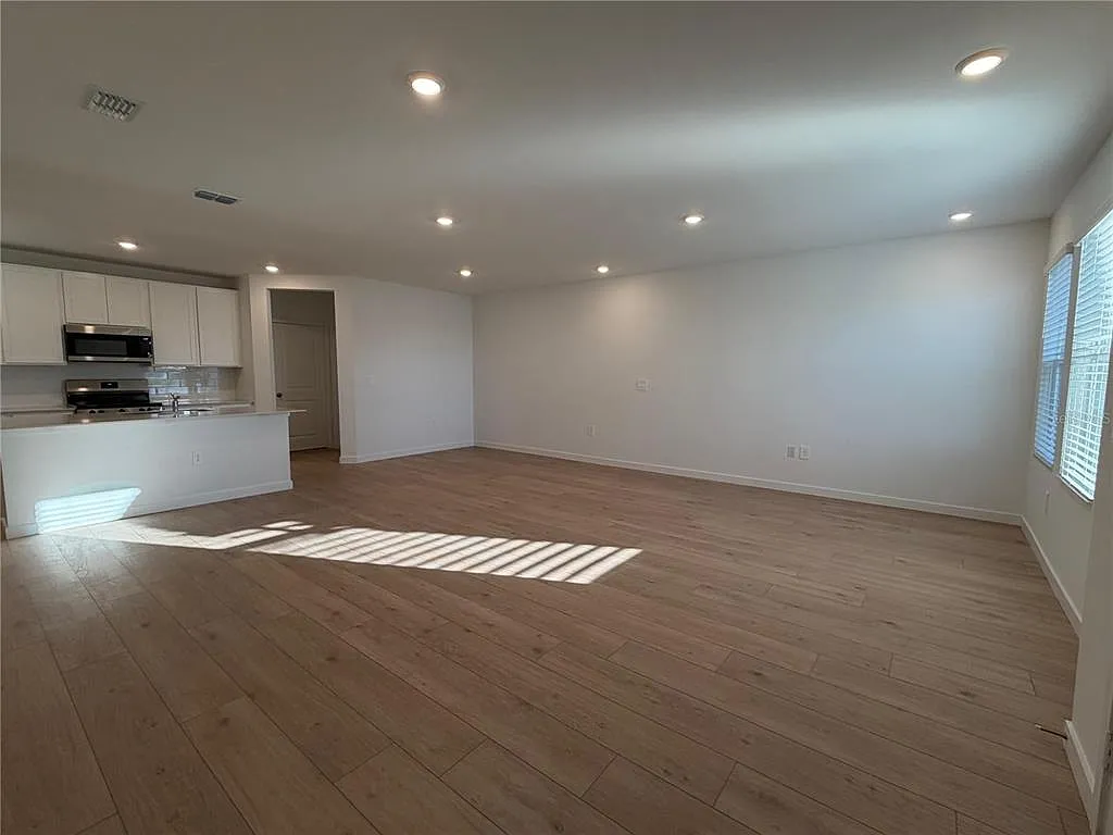 3 bed, 2.5 bath, 1664 sqft, $2,200 — Photo 3
