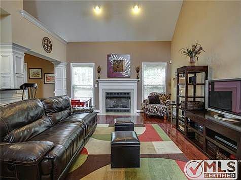 4th image of 1216 Lilac Dr