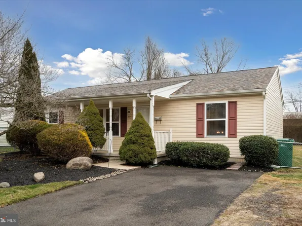 255 Oaktree Dr, Levittown, PA 19055