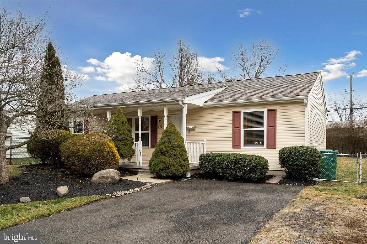 255 Oaktree Dr photo 1