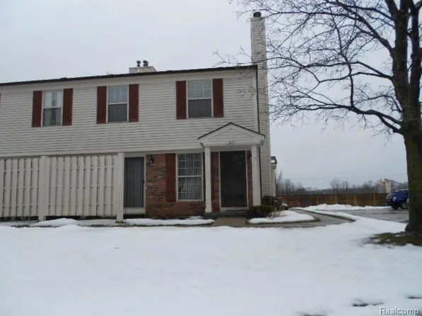 1612 Wimbledon Dr #1, Walled Lake, MI 48390