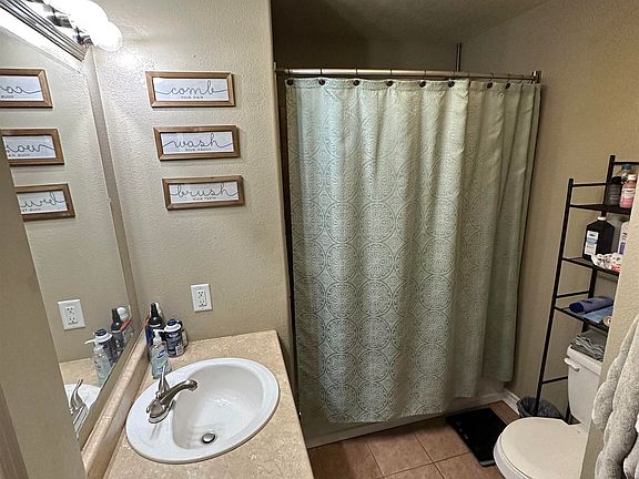4th image of 215 Louise Cir