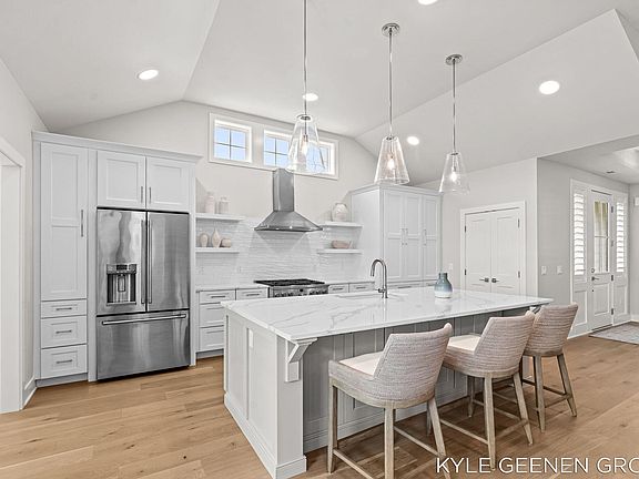 5th image of 694 Bayshore Dr