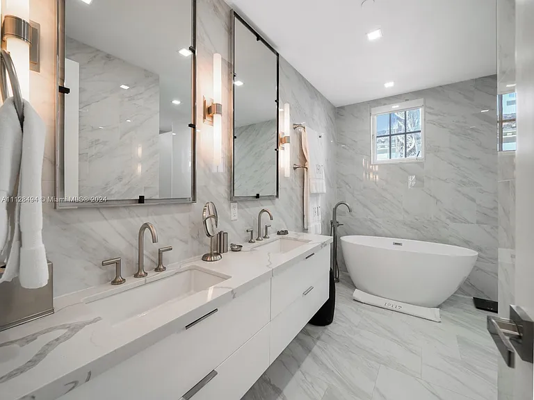 19117 Fisher Island Dr #19117 — Photo 30