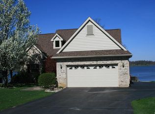 227 Lakeshore Pointe Dr, Howell, MI