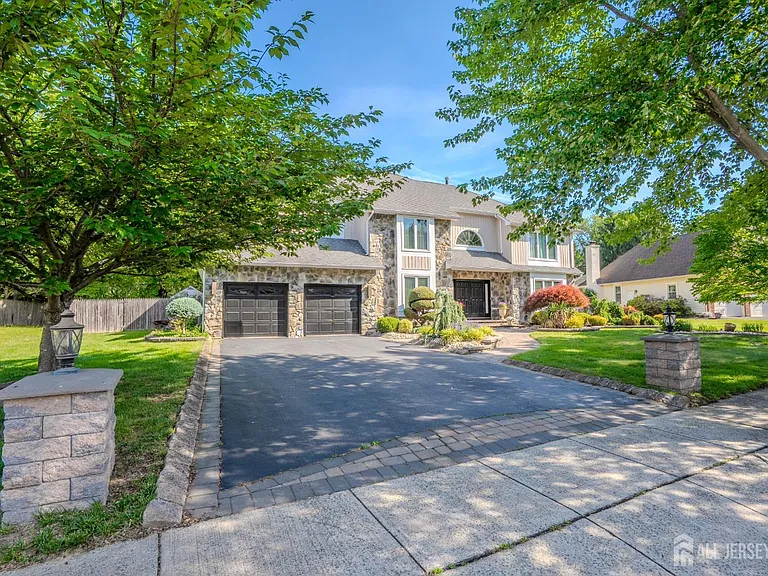 61 Amherst Way — Photo 3