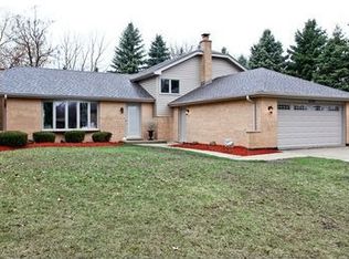 8542 Ailsworth Dr, Darien, IL 60561