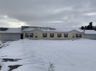 456 Gator Ln, Cecil, WI 54111