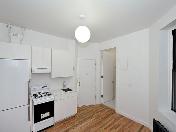 2nd image of 190 Avenue Of The Americas APT 1RN