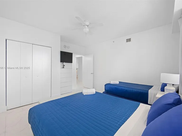18100 N Bay Rd #708 — Photo 20