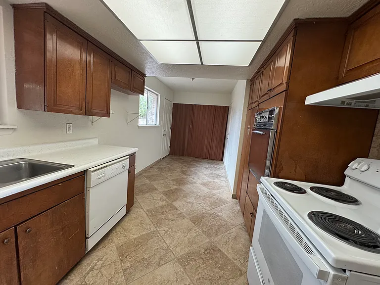2605 Ridgeway Ct — Photo 3