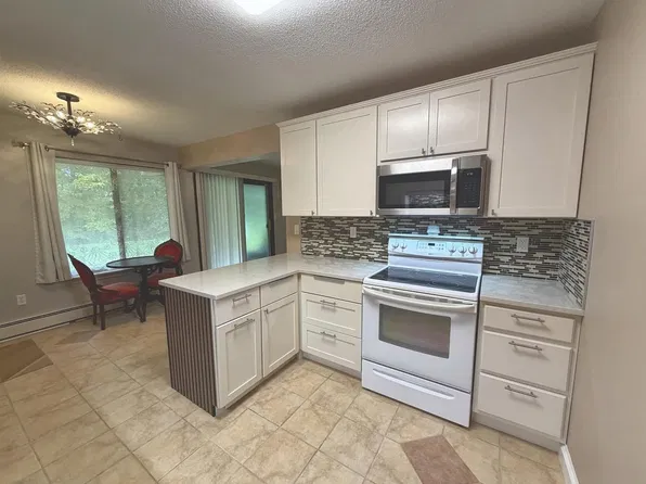 62 Woodland Dr, Cromwell, CT 06416