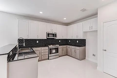4th image of 2308 Sunshine Dr
