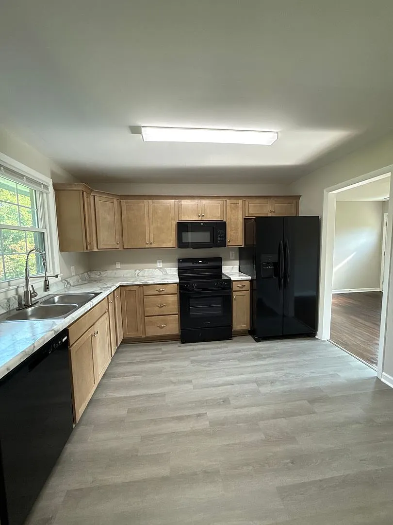 Newly Remodeled 4 Bedroom, fenced yard, 16x12 shed — Photo 4