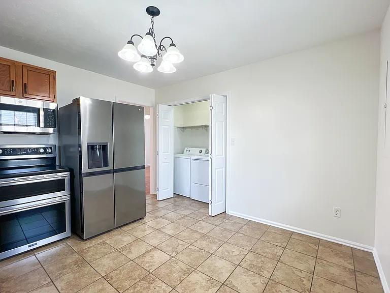 1451 N Delphine Ave — Photo 3