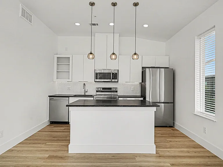 2217 N Fitzhugh Ave #301 — Photo 13