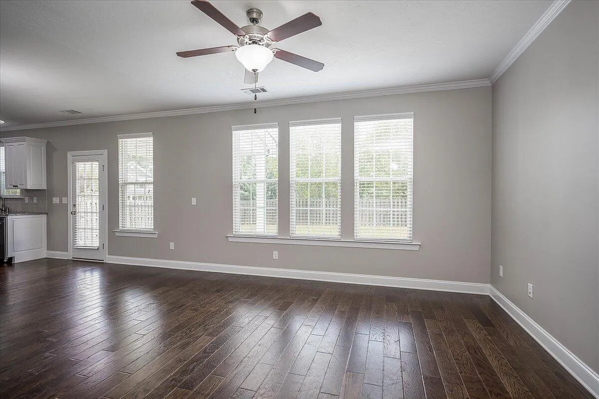 4 bed, 2.5 bath, 2220 sqft, $2,100 — Photo 2