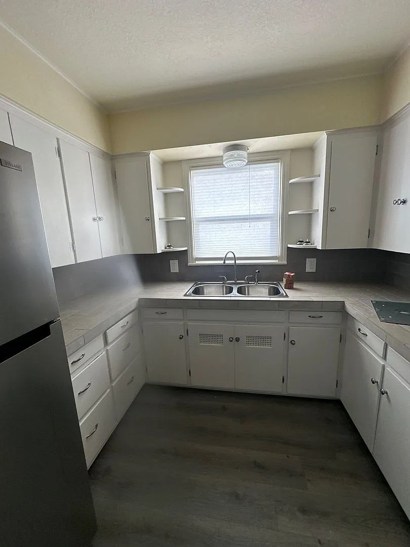 2445 White Ave — Photo 4