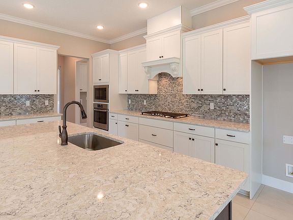 5th image of 135 Pine Manor Dr