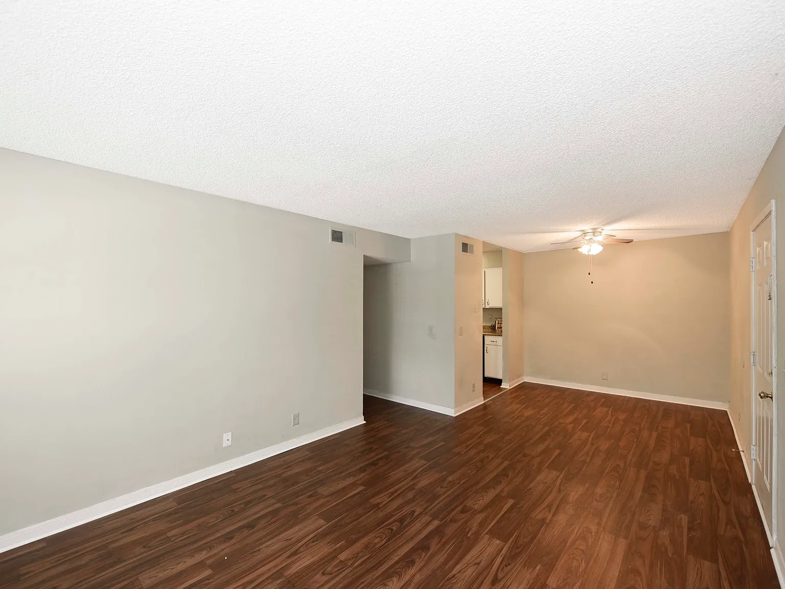 2 bed, 1.5 bath, 850 sqft, $1,049 — Photo 4