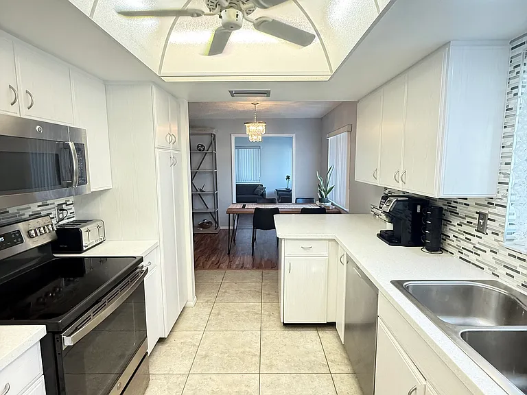 709 Hickory Ln — Photo 6