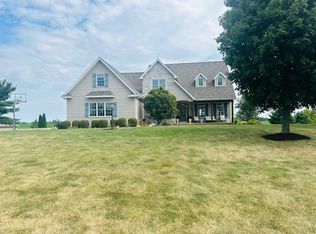 14 Fieldcrest Dr, Monticello, IL 61856