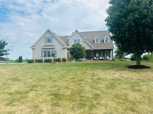 14 Fieldcrest Dr, Monticello, IL 61856