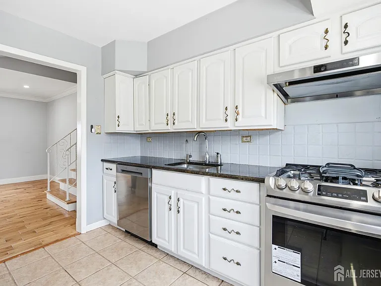 264 E George Pl — Photo 8