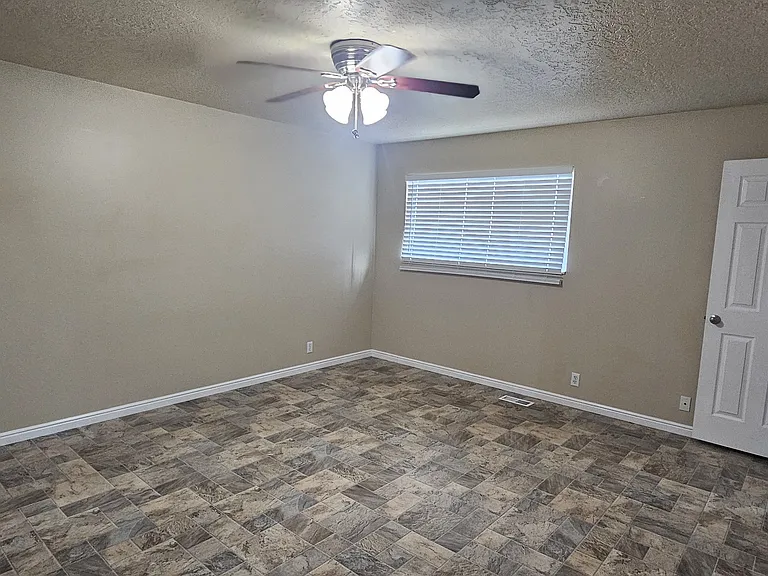 2318 E Claybourne Ave — Photo 12