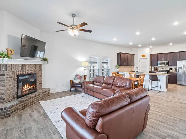 2402 England Ln, Pea Ridge, AR 72751