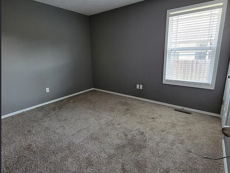 100 Hawthorn Ave — Photo 7