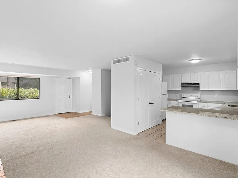 551 W Crestline Cir #9D2 — Photo 17