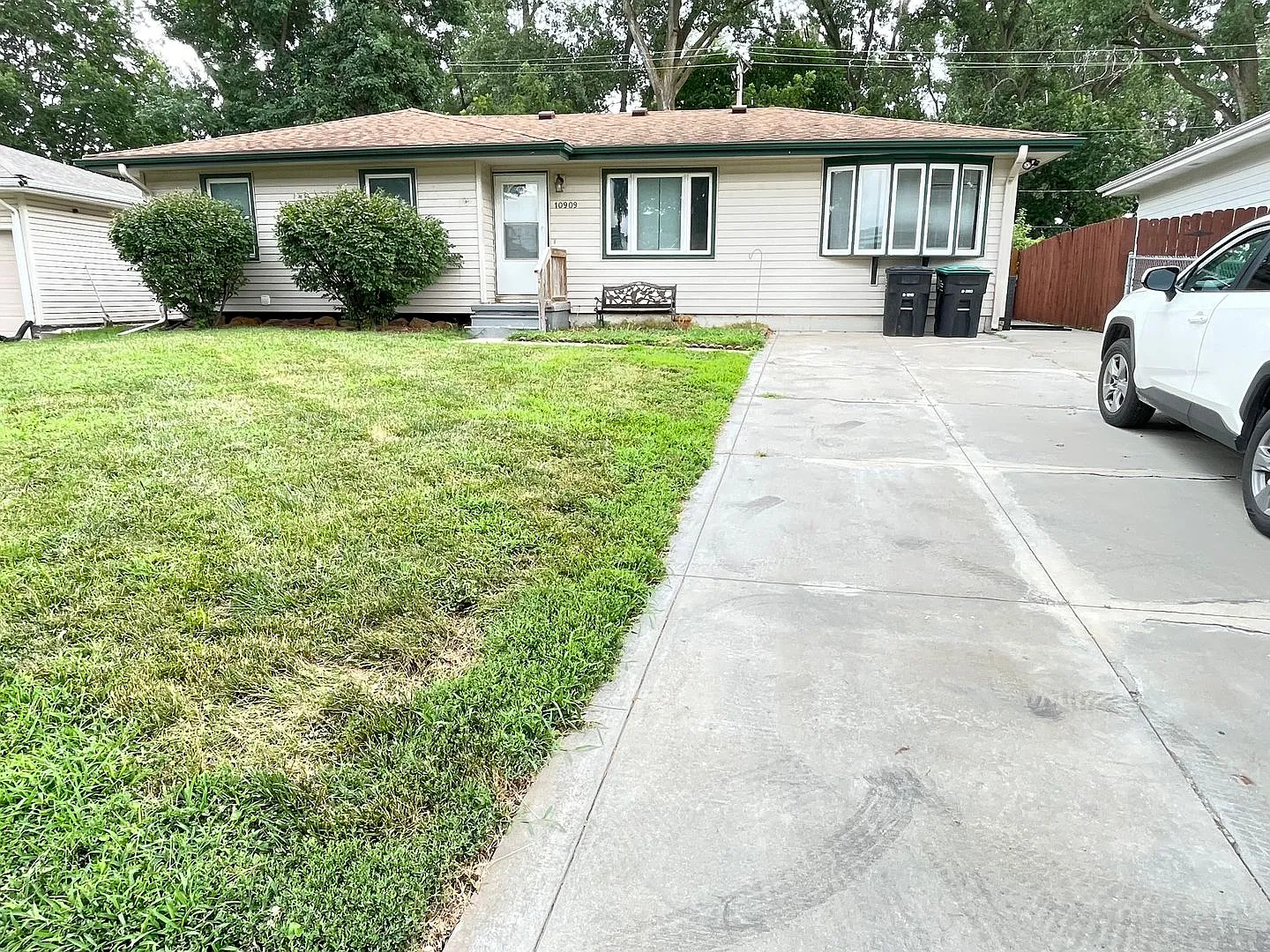Move-in special offer Huge house - over 2,200 sqft convenient location and private backyard $2195 — Photo 2