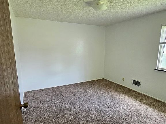 5th image of 835 W Main St