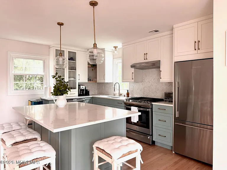 561 Monmouth Ave — Photo 5
