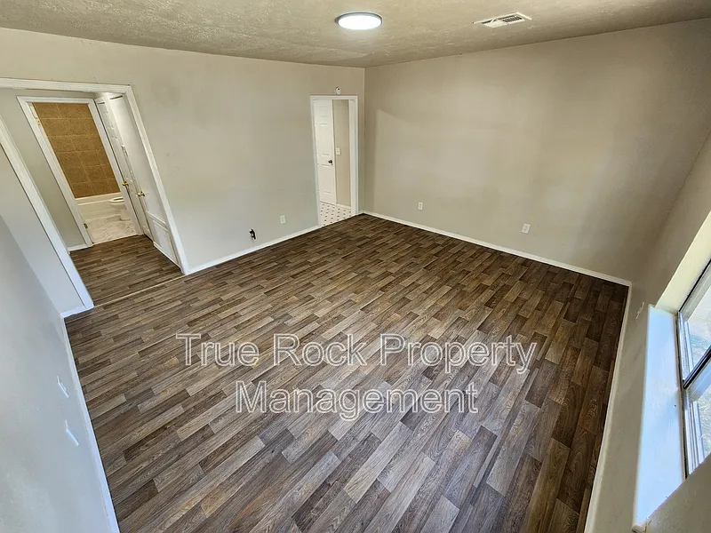 2 bed, 1.0 bath, $825 — Photo 2