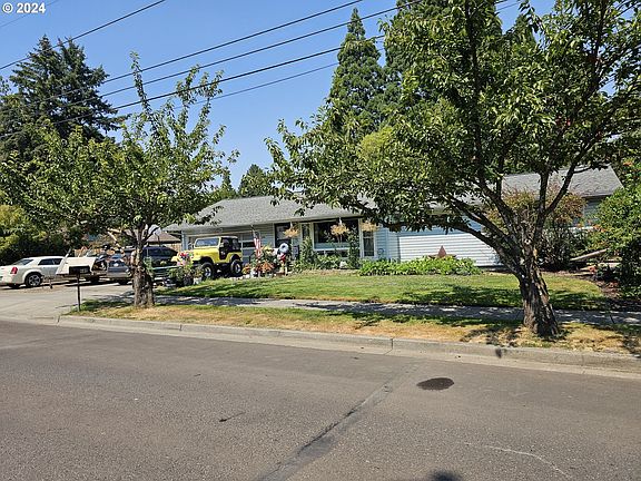4th image of 649 NE Grant St