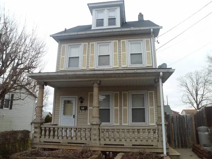 543 Line St photo 1