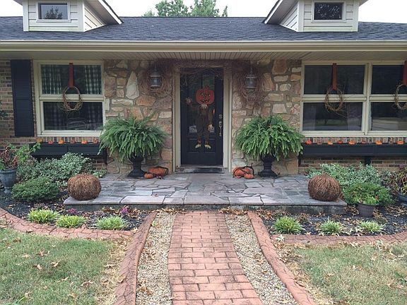 2nd image of 2225 Garnett Dr