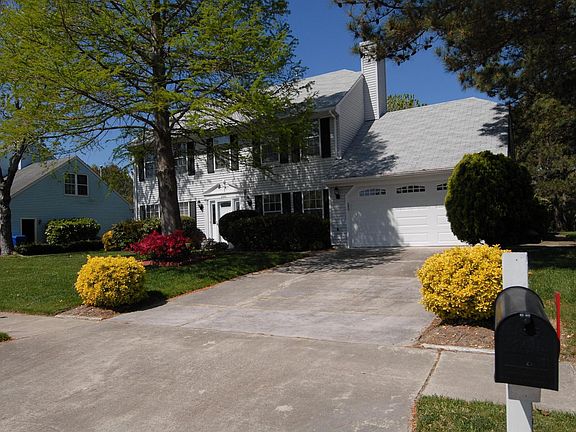 Landscaped Professionally w Beautiful Hedges, Florals, Crape Myrtles and more